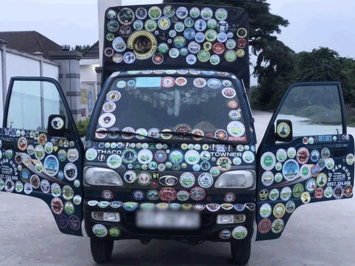 Tài xế dán logo, decal quá kích thước trên ô tô gây cản trở tầm nhìn sẽ bị phạt hành chính, đồng thời còn bị từ chối đăng kiểm xe.