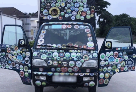 Tài xế dán logo, decal quá kích thước trên ô tô gây cản trở tầm nhìn sẽ bị phạt hành chính, đồng thời còn bị từ chối đăng kiểm xe.